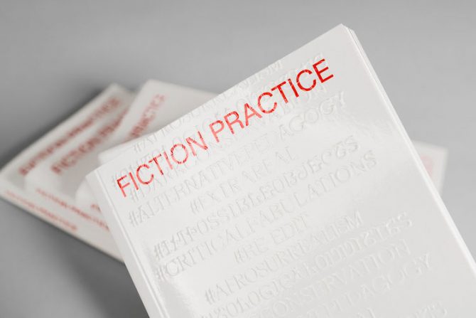 Impressão offset premium do livro "Fiction Practice". Acabamento especial: alto-relevo 01